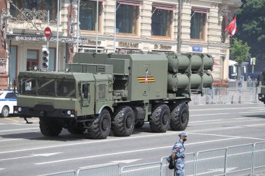 MOSCOW, RUSSIA -24 Haziran 2020: Zafer Geçidi. Büyük Vatanseverlik Savaşı 'nda Zafer Günü. Faşizme karşı zaferi kutluyoruz. Üniformalı ve askeri teçhizatlı insanlar geçit törenine katılıyor.