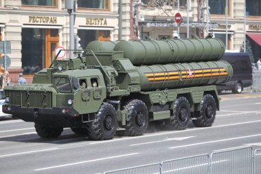 MOSCOW, RUSSIA -24 Haziran 2020: Zafer Geçidi. Büyük Vatanseverlik Savaşı 'nda Zafer Günü. Faşizme karşı zaferi kutluyoruz. Üniformalı ve askeri teçhizatlı insanlar geçit törenine katılıyor.