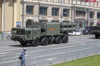 MOSCOW, RUSSIA -24 Haziran 2020: Zafer Geçidi. Büyük Vatanseverlik Savaşı 'nda Zafer Günü. Faşizme karşı zaferi kutluyoruz. Üniformalı ve askeri teçhizatlı insanlar geçit törenine katılıyor.