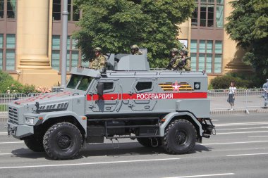 MOSCOW, RUSSIA -24 Haziran 2020: Zafer Geçidi. Büyük Vatanseverlik Savaşı 'nda Zafer Günü. Faşizme karşı zaferi kutluyoruz. Üniformalı ve askeri teçhizatlı insanlar geçit törenine katılıyor.