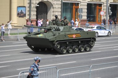 MOSCOW, RUSSIA -24 Haziran 2020: Zafer Geçidi. Büyük Vatanseverlik Savaşı 'nda Zafer Günü. Faşizme karşı zaferi kutluyoruz. Üniformalı ve askeri teçhizatlı insanlar geçit törenine katılıyor.