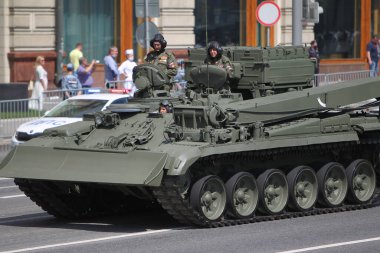 MOSCOW, RUSSIA -24 Haziran 2020: Zafer Geçidi. Büyük Vatanseverlik Savaşı 'nda Zafer Günü. Faşizme karşı zaferi kutluyoruz. Üniformalı ve askeri teçhizatlı insanlar geçit törenine katılıyor.