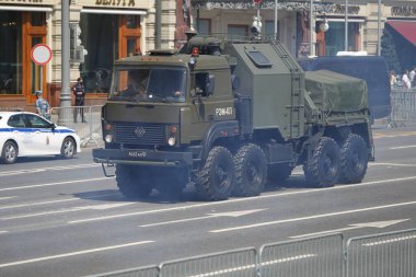 MOSCOW, RUSSIA -24 Haziran 2020: Zafer Geçidi. Büyük Vatanseverlik Savaşı 'nda Zafer Günü. Faşizme karşı zaferi kutluyoruz. Üniformalı ve askeri teçhizatlı insanlar geçit törenine katılıyor.