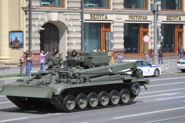MOSCOW, RUSSIA -24 Haziran 2020: Zafer Geçidi. Büyük Vatanseverlik Savaşı 'nda Zafer Günü. Faşizme karşı zaferi kutluyoruz. Üniformalı ve askeri teçhizatlı insanlar geçit törenine katılıyor.