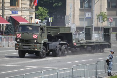 MOSCOW, RUSSIA -24 Haziran 2020: Zafer Geçidi. Büyük Vatanseverlik Savaşı 'nda Zafer Günü. Faşizme karşı zaferi kutluyoruz. Üniformalı ve askeri teçhizatlı insanlar geçit törenine katılıyor.