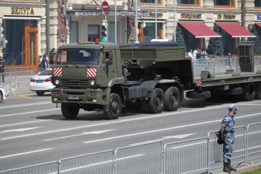 MOSCOW, RUSSIA -24 Haziran 2020: Zafer Geçidi. Büyük Vatanseverlik Savaşı 'nda Zafer Günü. Faşizme karşı zaferi kutluyoruz. Üniformalı ve askeri teçhizatlı insanlar geçit törenine katılıyor.