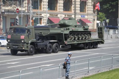 MOSCOW, RUSSIA -24 Haziran 2020: Zafer Geçidi. Büyük Vatanseverlik Savaşı 'nda Zafer Günü. Faşizme karşı zaferi kutluyoruz. Üniformalı ve askeri teçhizatlı insanlar geçit törenine katılıyor.