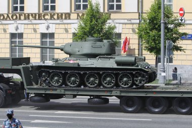 MOSCOW, RUSSIA -24 Haziran 2020: Zafer Geçidi. Büyük Vatanseverlik Savaşı 'nda Zafer Günü. Faşizme karşı zaferi kutluyoruz. Üniformalı ve askeri teçhizatlı insanlar geçit törenine katılıyor.