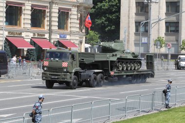 MOSCOW, RUSSIA -24 Haziran 2020: Zafer Geçidi. Büyük Vatanseverlik Savaşı 'nda Zafer Günü. Faşizme karşı zaferi kutluyoruz. Üniformalı ve askeri teçhizatlı insanlar geçit törenine katılıyor.