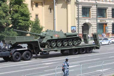 MOSCOW, RUSSIA -24 Haziran 2020: Zafer Geçidi. Büyük Vatanseverlik Savaşı 'nda Zafer Günü. Faşizme karşı zaferi kutluyoruz. Üniformalı ve askeri teçhizatlı insanlar geçit törenine katılıyor.