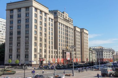 MOSCOW, RUSSIA -24 Haziran 2020: Zafer Geçidi. Büyük Vatanseverlik Savaşı 'nda Zafer Günü. Faşizme karşı zaferi kutluyoruz. Üniformalı ve askeri teçhizatlı insanlar geçit törenine katılıyor.