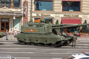 MOSCOW, RUSSIA -24 Haziran 2020: Zafer Geçidi. Büyük Vatanseverlik Savaşı 'nda Zafer Günü. Faşizme karşı zaferi kutluyoruz. Üniformalı ve askeri teçhizatlı insanlar geçit törenine katılıyor.
