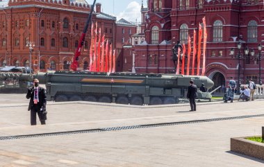 MOSCOW, RUSSIA -24 Haziran 2020: Zafer Geçidi. Büyük Vatanseverlik Savaşı 'nda Zafer Günü. Faşizme karşı zaferi kutluyoruz. Üniformalı ve askeri teçhizatlı insanlar geçit törenine katılıyor.