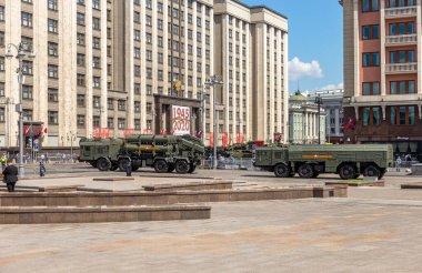 MOSCOW, RUSSIA -24 Haziran 2020: Zafer Geçidi. Büyük Vatanseverlik Savaşı 'nda Zafer Günü. Faşizme karşı zaferi kutluyoruz. Üniformalı ve askeri teçhizatlı insanlar geçit törenine katılıyor.