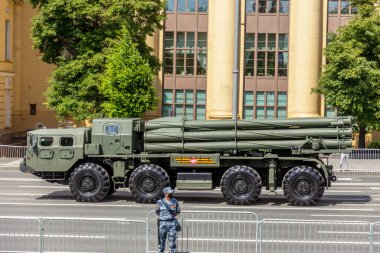 MOSCOW, RUSSIA -24 Haziran 2020: Zafer Geçidi. Büyük Vatanseverlik Savaşı 'nda Zafer Günü. Faşizme karşı zaferi kutluyoruz. Üniformalı ve askeri teçhizatlı insanlar geçit törenine katılıyor.