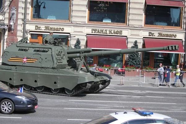 MOSCOW, RUSSIA -24 Haziran 2020: Zafer Geçidi. Büyük Vatanseverlik Savaşı 'nda Zafer Günü. Faşizme karşı zaferi kutluyoruz. Üniformalı ve askeri teçhizatlı insanlar geçit törenine katılıyor.