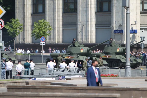 モスクワ ロシア 2020年6月24日 勝利パレード 偉大な愛国戦争の勝利の日 ファシズムに対する勝利を祝う 制服や軍事装備の人々がパレードに参加する — ストック写真