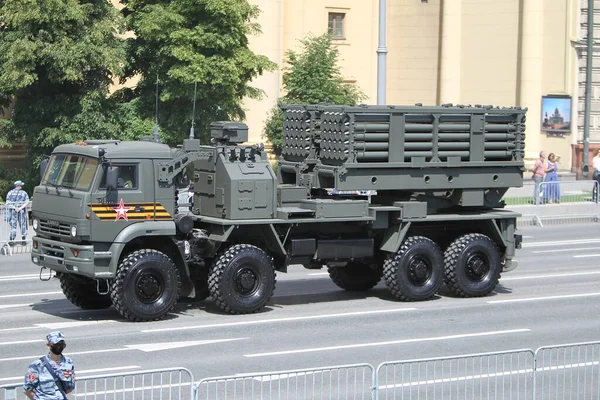 MOSCOW, RUSSIA -24 Haziran 2020: Zafer Geçidi. Büyük Vatanseverlik Savaşı 'nda Zafer Günü. Faşizme karşı zaferi kutluyoruz. Üniformalı ve askeri teçhizatlı insanlar geçit törenine katılıyor.