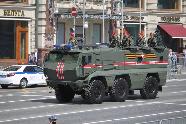 MOSCOW, RUSSIA -24 Haziran 2020: Zafer Geçidi. Büyük Vatanseverlik Savaşı 'nda Zafer Günü. Faşizme karşı zaferi kutluyoruz. Üniformalı ve askeri teçhizatlı insanlar geçit törenine katılıyor.