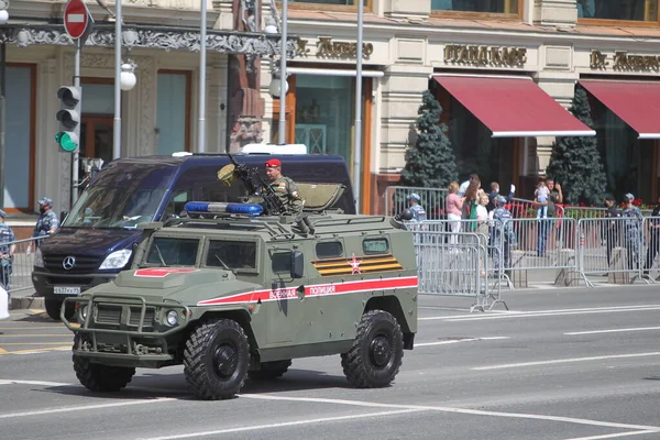 MOSCOW, RUSSIA -24 Haziran 2020: Zafer Geçidi. Büyük Vatanseverlik Savaşı 'nda Zafer Günü. Faşizme karşı zaferi kutluyoruz. Üniformalı ve askeri teçhizatlı insanlar geçit törenine katılıyor.