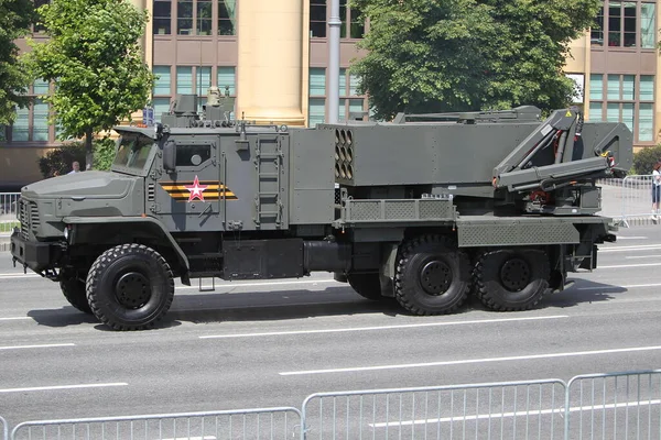 MOSCOW, RUSSIA -24 Haziran 2020: Zafer Geçidi. Büyük Vatanseverlik Savaşı 'nda Zafer Günü. Faşizme karşı zaferi kutluyoruz. Üniformalı ve askeri teçhizatlı insanlar geçit törenine katılıyor.