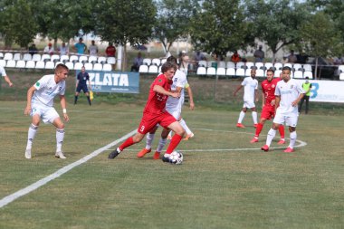 ODESSA, UKRAINE - Ukrayna Şampiyonası 'ndaki birinci lig kulüplerinin dövüşü. FC BALKANY (Zorya) - FC VOLYNB (Lutsk) - kırmızı. Çimlerin üzerinde büyük futbol oynarken dramatik bir düello.