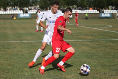 ODESSA, UKRAINE - Ukrayna Şampiyonası 'ndaki birinci lig kulüplerinin dövüşü. FC BALKANY (Zorya) - FC VOLYNB (Lutsk) - kırmızı. Çimlerin üzerinde büyük futbol oynarken dramatik bir düello.