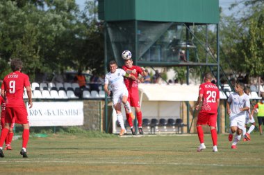 ODESSA, UKRAINE - Ukrayna Şampiyonası 'ndaki birinci lig kulüplerinin dövüşü. FC BALKANY (Zorya) - FC VOLYNB (Lutsk) - kırmızı. Çimlerin üzerinde büyük futbol oynarken dramatik bir düello.
