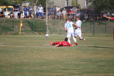 ODESSA, UKRAINE - Ukrayna Şampiyonası 'ndaki birinci lig kulüplerinin dövüşü. FC BALKANY (Zorya) - FC VOLYNB (Lutsk) - kırmızı. Çimlerin üzerinde büyük futbol oynarken dramatik bir düello.