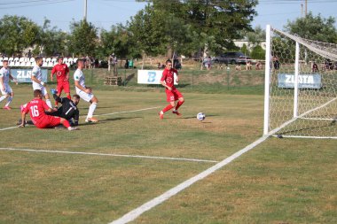 ODESSA, UKRAINE - Ukrayna Şampiyonası 'ndaki birinci lig kulüplerinin dövüşü. FC BALKANY (Zorya) - FC VOLYNB (Lutsk) - kırmızı. Çimlerin üzerinde büyük futbol oynarken dramatik bir düello.
