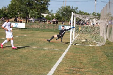 ODESSA, UKRAINE - Ukrayna Şampiyonası 'ndaki birinci lig kulüplerinin dövüşü. FC BALKANY (Zorya) - FC VOLYNB (Lutsk) - kırmızı. Çimlerin üzerinde büyük futbol oynarken dramatik bir düello.