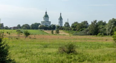 Hıristiyan kilisesiyle güzel bir yaz manzarası.