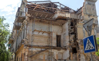 Eski tarihi bir binanın yeniden inşası sırasında bina kurallarının ihlali sonucu ev çöktü. Eski binanın onarımı ve restorasyonu teknolojisinin ihlali binanın çökmesine yol açtı.