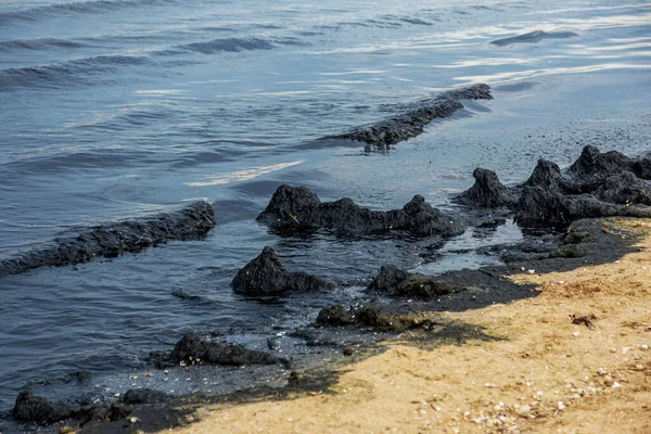 Havet Och Stranden Förorenade Med Olja Ett Oljeutsläpp Sanden Stadsstrand — Stockfoto