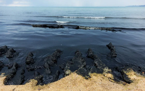Moře Pláž Jsou Znečištěny Ropou Ropná Skvrna Písku Městské Pláži — Stock fotografie