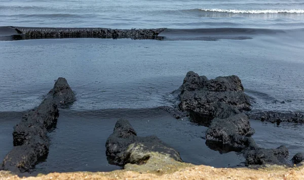 海とビーチは油で汚染されています 都市のビーチの砂の上に原油流出 ビーチ油流出事故 廃棄物処理 生態学的大惨事 — ストック写真