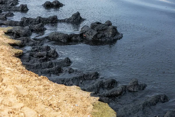 Das Meer Und Der Strand Sind Mit Verschmutzt Ein Ölteppich Stockbild