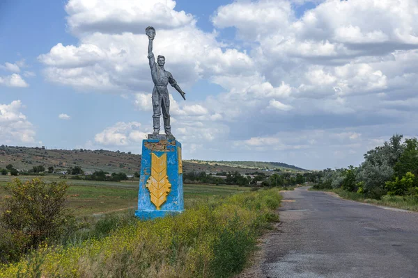 Старая Советская Скульптура Рабочий Колхоз Дороге Предлагает Въезд Умирающую Украинскую — стоковое фото