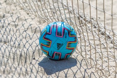 Odessa, Ukrayna-25 Temmuz 2020: Plajdaki amatör kadınlar arasında Plaj Futbol Şampiyonası. Kumda futbol. Genç güzel kızlar kumsalda plaj futbolu oynuyorlar. Kumda futbol