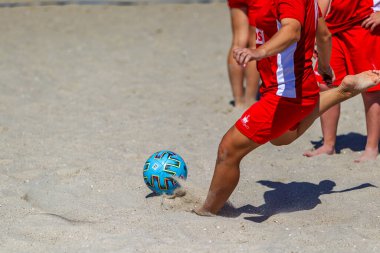 Odessa, Ukrayna-25 Temmuz 2020: Plajdaki amatör kadınlar arasında Plaj Futbol Şampiyonası. Kumda futbol. Genç güzel kızlar kumsalda plaj futbolu oynuyorlar. Kumda futbol