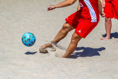 Odessa, Ukrayna-25 Temmuz 2020: Plajdaki amatör kadınlar arasında Plaj Futbol Şampiyonası. Kumda futbol. Genç güzel kızlar kumsalda plaj futbolu oynuyorlar. Kumda futbol