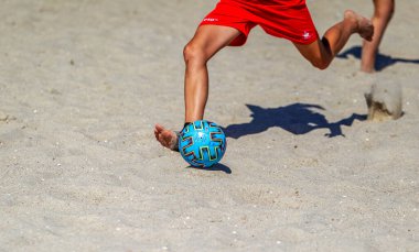 Odessa, Ukrayna-25 Temmuz 2020: Plajdaki amatör kadınlar arasında Plaj Futbol Şampiyonası. Kumda futbol. Genç güzel kızlar kumsalda plaj futbolu oynuyorlar. Kumda futbol