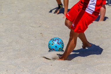 Odessa, Ukrayna-25 Temmuz 2020: Plajdaki amatör kadınlar arasında Plaj Futbol Şampiyonası. Kumda futbol. Genç güzel kızlar kumsalda plaj futbolu oynuyorlar. Kumda futbol