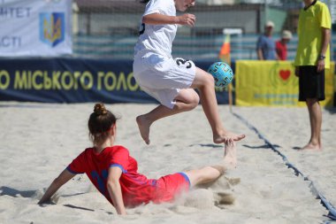 Odessa, Ukrayna-25 Temmuz 2020: Plajdaki amatör kadınlar arasında Plaj Futbol Şampiyonası. Kumda futbol. Genç güzel kızlar kumsalda plaj futbolu oynuyorlar. Kumda futbol
