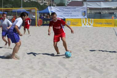 Odessa, Ukrayna-25 Temmuz 2020: Plajdaki amatör kadınlar arasında Plaj Futbol Şampiyonası. Kumda futbol. Genç güzel kızlar kumsalda plaj futbolu oynuyorlar. Kumda futbol