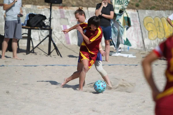 オデッサ ウクライナ 2020年7月25日 ビーチでアマチュア女性の間でビーチサッカー選手権 砂の中のサッカー 街のビーチの砂の上でビーチサッカーをしている若い美しい女の子 砂の上のサッカー — ストック写真