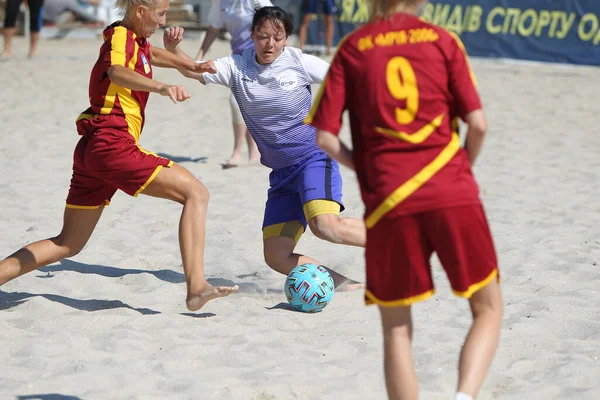 乌克兰敖德萨 2020年7月25日 业余女子沙滩足球锦标赛 足球在沙滩上 年轻漂亮的女孩在城市海滩的沙滩上踢足球 沙滩上的足球 — 图库照片