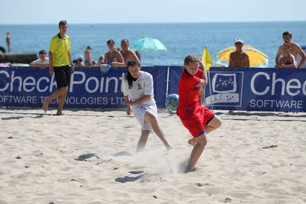 乌克兰敖德萨 2020年7月25日 业余女子沙滩足球锦标赛 足球在沙滩上 年轻漂亮的女孩在城市海滩的沙滩上踢足球 沙滩上的足球 — 图库照片