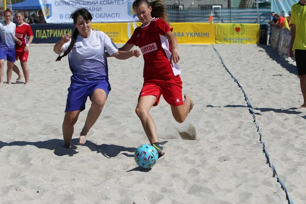 オデッサ ウクライナ 2020年7月25日 ビーチでアマチュア女性の間でビーチサッカー選手権 砂の中のサッカー 街のビーチの砂の上でビーチサッカーをしている若い美しい女の子 砂の上のサッカー — ストック写真