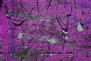 Duvardaki yıpranmış eski büyük çatlakların yaratıcı ve soyut arka planı. Köy evinin duvarındaki eski boya yıpranmış ve çatlamış.